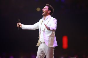 12-06-2017 SHOWBIZZ; TINO MARTIN LIET 17000 FANS STRALEN IN ZIGGO DOME. Tino liet 17000 fans stralen en genieten tijdens zijn show in de ZIGGO DOME. Gasten waren Glennis Grace-Gerard Joling-Time Less-Gin Dutch en New Gospel Sensation. In het voorprogramma stonden zijn vrienden Wesly Bronkhorst-Robert Leloy-Quincy. En top avond vol met prachtige muziek.
foto: Albert den Iseger