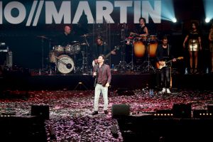 12-06-2017 SHOWBIZZ; TINO MARTIN LIET 17000 FANS STRALEN IN ZIGGO DOME. Tino liet 17000 fans stralen en genieten tijdens zijn show in de ZIGGO DOME. Gasten waren Glennis Grace-Gerard Joling-Time Less-Gin Dutch en New Gospel Sensation. In het voorprogramma stonden zijn vrienden Wesly Bronkhorst-Robert Leloy-Quincy. En top avond vol met prachtige muziek.
foto: Albert den Iseger