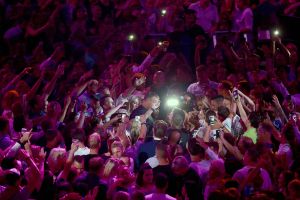 12-06-2017 SHOWBIZZ; TINO MARTIN LIET 17000 FANS STRALEN IN ZIGGO DOME. Tino liet 17000 fans stralen en genieten tijdens zijn show in de ZIGGO DOME. Gasten waren Glennis Grace-Gerard Joling-Time Less-Gin Dutch en New Gospel Sensation. In het voorprogramma stonden zijn vrienden Wesly Bronkhorst-Robert Leloy-Quincy. En top avond vol met prachtige muziek.
foto: Albert den Iseger