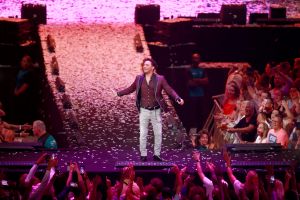 12-06-2017 SHOWBIZZ; TINO MARTIN LIET 17000 FANS STRALEN IN ZIGGO DOME. Tino liet 17000 fans stralen en genieten tijdens zijn show in de ZIGGO DOME. Gasten waren Glennis Grace-Gerard Joling-Time Less-Gin Dutch en New Gospel Sensation. In het voorprogramma stonden zijn vrienden Wesly Bronkhorst-Robert Leloy-Quincy. En top avond vol met prachtige muziek.
foto: Albert den Iseger