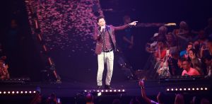 12-06-2017 SHOWBIZZ; TINO MARTIN LIET 17000 FANS STRALEN IN ZIGGO DOME. Tino liet 17000 fans stralen en genieten tijdens zijn show in de ZIGGO DOME. Gasten waren Glennis Grace-Gerard Joling-Time Less-Gin Dutch en New Gospel Sensation. In het voorprogramma stonden zijn vrienden Wesly Bronkhorst-Robert Leloy-Quincy. En top avond vol met prachtige muziek.
foto: Albert den Iseger