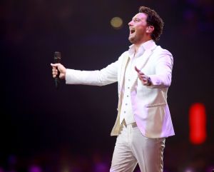 12-06-2017 SHOWBIZZ; TINO MARTIN LIET 17000 FANS STRALEN IN ZIGGO DOME. Tino liet 17000 fans stralen en genieten tijdens zijn show in de ZIGGO DOME. Gasten waren Glennis Grace-Gerard Joling-Time Less-Gin Dutch en New Gospel Sensation. In het voorprogramma stonden zijn vrienden Wesly Bronkhorst-Robert Leloy-Quincy. En top avond vol met prachtige muziek.
foto: Albert den Iseger