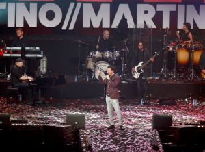 12-06-2017 SHOWBIZZ; TINO MARTIN LIET 17000 FANS STRALEN IN ZIGGO DOME. Tino liet 17000 fans stralen en genieten tijdens zijn show in de ZIGGO DOME. Gasten waren Glennis Grace-Gerard Joling-Time Less-Gin Dutch en New Gospel Sensation. In het voorprogramma stonden zijn vrienden Wesly Bronkhorst-Robert Leloy-Quincy. En top avond vol met prachtige muziek.
foto: Albert den Iseger