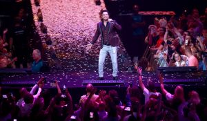 12-06-2017 SHOWBIZZ; TINO MARTIN LIET 17000 FANS STRALEN IN ZIGGO DOME. Tino liet 17000 fans stralen en genieten tijdens zijn show in de ZIGGO DOME. Gasten waren Glennis Grace-Gerard Joling-Time Less-Gin Dutch en New Gospel Sensation. In het voorprogramma stonden zijn vrienden Wesly Bronkhorst-Robert Leloy-Quincy. En top avond vol met prachtige muziek.
foto: Albert den Iseger