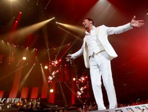 12-06-2017 SHOWBIZZ; TINO MARTIN LIET 17000 FANS STRALEN IN ZIGGO DOME. Tino liet 17000 fans stralen en genieten tijdens zijn show in de ZIGGO DOME. Gasten waren Glennis Grace-Gerard Joling-Time Less-Gin Dutch en New Gospel Sensation. In het voorprogramma stonden zijn vrienden Wesly Bronkhorst-Robert Leloy-Quincy. En top avond vol met prachtige muziek.
foto: Albert den Iseger