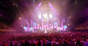 12-06-2017 SHOWBIZZ; TINO MARTIN LIET 17000 FANS STRALEN IN ZIGGO DOME. Tino liet 17000 fans stralen en genieten tijdens zijn show in de ZIGGO DOME. Gasten waren Glennis Grace-Gerard Joling-Time Less-Gin Dutch en New Gospel Sensation. In het voorprogramma stonden zijn vrienden Wesly Bronkhorst-Robert Leloy-Quincy. En top avond vol met prachtige muziek.
foto: Albert den Iseger