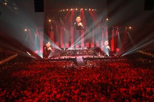 12-06-2017 SHOWBIZZ; TINO MARTIN LIET 17000 FANS STRALEN IN ZIGGO DOME. Tino liet 17000 fans stralen en genieten tijdens zijn show in de ZIGGO DOME. Gasten waren Glennis Grace-Gerard Joling-Time Less-Gin Dutch en New Gospel Sensation. In het voorprogramma stonden zijn vrienden Wesly Bronkhorst-Robert Leloy-Quincy. En top avond vol met prachtige muziek.
foto: Albert den Iseger