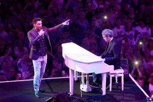 12-06-2017 SHOWBIZZ; TINO MARTIN LIET 17000 FANS STRALEN IN ZIGGO DOME. Tino liet 17000 fans stralen en genieten tijdens zijn show in de ZIGGO DOME. Gasten waren Glennis Grace-Gerard Joling-Time Less-Gin Dutch en New Gospel Sensation. In het voorprogramma stonden zijn vrienden Wesly Bronkhorst-Robert Leloy-Quincy. En top avond vol met prachtige muziek.
foto: Albert den Iseger