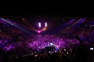 12-06-2017 SHOWBIZZ; TINO MARTIN LIET 17000 FANS STRALEN IN ZIGGO DOME. Tino liet 17000 fans stralen en genieten tijdens zijn show in de ZIGGO DOME. Gasten waren Glennis Grace-Gerard Joling-Time Less-Gin Dutch en New Gospel Sensation. In het voorprogramma stonden zijn vrienden Wesly Bronkhorst-Robert Leloy-Quincy. En top avond vol met prachtige muziek.
foto: Albert den Iseger