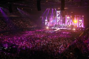 12-06-2017 SHOWBIZZ; TINO MARTIN LIET 17000 FANS STRALEN IN ZIGGO DOME. Tino liet 17000 fans stralen en genieten tijdens zijn show in de ZIGGO DOME. Gasten waren Glennis Grace-Gerard Joling-Time Less-Gin Dutch en New Gospel Sensation. In het voorprogramma stonden zijn vrienden Wesly Bronkhorst-Robert Leloy-Quincy. En top avond vol met prachtige muziek.
foto: Albert den Iseger