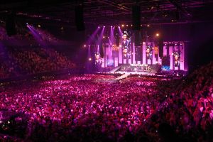 12-06-2017 SHOWBIZZ; TINO MARTIN LIET 17000 FANS STRALEN IN ZIGGO DOME. Tino liet 17000 fans stralen en genieten tijdens zijn show in de ZIGGO DOME. Gasten waren Glennis Grace-Gerard Joling-Time Less-Gin Dutch en New Gospel Sensation. In het voorprogramma stonden zijn vrienden Wesly Bronkhorst-Robert Leloy-Quincy. En top avond vol met prachtige muziek.
foto: Albert den Iseger