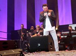 12-06-2017 SHOWBIZZ; TINO MARTIN LIET 17000 FANS STRALEN IN ZIGGO DOME. Tino liet 17000 fans stralen en genieten tijdens zijn show in de ZIGGO DOME. Gasten waren Glennis Grace-Gerard Joling-Time Less-Gin Dutch en New Gospel Sensation. In het voorprogramma stonden zijn vrienden Wesly Bronkhorst-Robert Leloy-Quincy. En top avond vol met prachtige muziek.
foto: Albert den Iseger