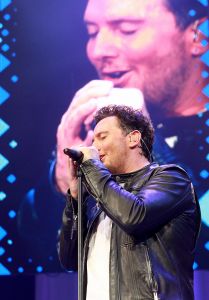 12-06-2017 SHOWBIZZ; TINO MARTIN LIET 17000 FANS STRALEN IN ZIGGO DOME. Tino liet 17000 fans stralen en genieten tijdens zijn show in de ZIGGO DOME. Gasten waren Glennis Grace-Gerard Joling-Time Less-Gin Dutch en New Gospel Sensation. In het voorprogramma stonden zijn vrienden Wesly Bronkhorst-Robert Leloy-Quincy. En top avond vol met prachtige muziek.
foto: Albert den Iseger