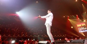 12-06-2017 SHOWBIZZ; TINO MARTIN LIET 17000 FANS STRALEN IN ZIGGO DOME. Tino liet 17000 fans stralen en genieten tijdens zijn show in de ZIGGO DOME. Gasten waren Glennis Grace-Gerard Joling-Time Less-Gin Dutch en New Gospel Sensation. In het voorprogramma stonden zijn vrienden Wesly Bronkhorst-Robert Leloy-Quincy. En top avond vol met prachtige muziek.
foto: Albert den Iseger