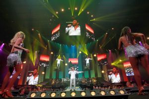 12-06-2017 SHOWBIZZ; TINO MARTIN LIET 17000 FANS STRALEN IN ZIGGO DOME. Tino liet 17000 fans stralen en genieten tijdens zijn show in de ZIGGO DOME. Gasten waren Glennis Grace-Gerard Joling-Time Less-Gin Dutch en New Gospel Sensation. In het voorprogramma stonden zijn vrienden Wesly Bronkhorst-Robert Leloy-Quincy. En top avond vol met prachtige muziek.
foto: Albert den Iseger