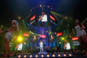 12-06-2017 SHOWBIZZ; TINO MARTIN LIET 17000 FANS STRALEN IN ZIGGO DOME. Tino liet 17000 fans stralen en genieten tijdens zijn show in de ZIGGO DOME. Gasten waren Glennis Grace-Gerard Joling-Time Less-Gin Dutch en New Gospel Sensation. In het voorprogramma stonden zijn vrienden Wesly Bronkhorst-Robert Leloy-Quincy. En top avond vol met prachtige muziek.
foto: Albert den Iseger