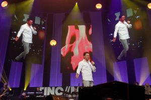 12-06-2017 SHOWBIZZ; TINO MARTIN LIET 17000 FANS STRALEN IN ZIGGO DOME. Tino liet 17000 fans stralen en genieten tijdens zijn show in de ZIGGO DOME. Gasten waren Glennis Grace-Gerard Joling-Time Less-Gin Dutch en New Gospel Sensation. In het voorprogramma stonden zijn vrienden Wesly Bronkhorst-Robert Leloy-Quincy. En top avond vol met prachtige muziek.
foto: Albert den Iseger