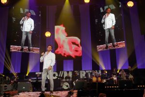 12-06-2017 SHOWBIZZ; TINO MARTIN LIET 17000 FANS STRALEN IN ZIGGO DOME. Tino liet 17000 fans stralen en genieten tijdens zijn show in de ZIGGO DOME. Gasten waren Glennis Grace-Gerard Joling-Time Less-Gin Dutch en New Gospel Sensation. In het voorprogramma stonden zijn vrienden Wesly Bronkhorst-Robert Leloy-Quincy. En top avond vol met prachtige muziek.
foto: Albert den Iseger