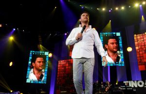 12-06-2017 SHOWBIZZ; TINO MARTIN LIET 17000 FANS STRALEN IN ZIGGO DOME. Tino liet 17000 fans stralen en genieten tijdens zijn show in de ZIGGO DOME. Gasten waren Glennis Grace-Gerard Joling-Time Less-Gin Dutch en New Gospel Sensation. In het voorprogramma stonden zijn vrienden Wesly Bronkhorst-Robert Leloy-Quincy. En top avond vol met prachtige muziek.
foto: Albert den Iseger