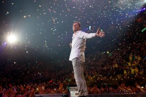 12-06-2017 SHOWBIZZ; TINO MARTIN LIET 17000 FANS STRALEN IN ZIGGO DOME. Tino liet 17000 fans stralen en genieten tijdens zijn show in de ZIGGO DOME. Gasten waren Glennis Grace-Gerard Joling-Time Less-Gin Dutch en New Gospel Sensation. In het voorprogramma stonden zijn vrienden Wesly Bronkhorst-Robert Leloy-Quincy. En top avond vol met prachtige muziek.
foto: Albert den Iseger