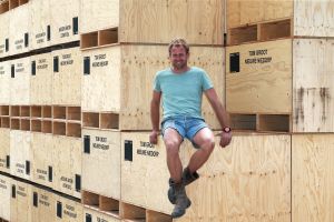 29-06-2017 SHOWBIZZ; TOM GROOT DE TULPENBOER UIT NIEUWE NIEDORP BOUWT HUIS. Tom en zijn partner Marieke zijn druk bezig met de voorbereidingen voor hun nieuwe huis wat gebouwd gaat worden naast het tulpenbedrijf van Tom in Nieuwe Niedorp.
foto: Albert den Iseger