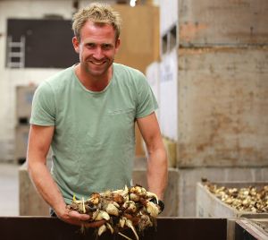 29-06-2017 SHOWBIZZ; TOM GROOT DE TULPENBOER UIT NIEUWE NIEDORP BOUWT HUIS. Tom en zijn partner Marieke zijn druk bezig met de voorbereidingen voor hun nieuwe huis wat gebouwd gaat worden naast het tulpenbedrijf van Tom in Nieuwe Niedorp.
foto: Albert den Iseger