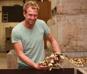 29-06-2017 SHOWBIZZ; TOM GROOT DE TULPENBOER UIT NIEUWE NIEDORP BOUWT HUIS. Tom en zijn partner Marieke zijn druk bezig met de voorbereidingen voor hun nieuwe huis wat gebouwd gaat worden naast het tulpenbedrijf van Tom in Nieuwe Niedorp.
foto: Albert den Iseger