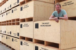 29-06-2017 SHOWBIZZ; TOM GROOT DE TULPENBOER UIT NIEUWE NIEDORP BOUWT HUIS. Tom en zijn partner Marieke zijn druk bezig met de voorbereidingen voor hun nieuwe huis wat gebouwd gaat worden naast het tulpenbedrijf van Tom in Nieuwe Niedorp.
foto: Albert den Iseger