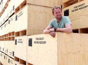 29-06-2017 SHOWBIZZ; TOM GROOT DE TULPENBOER UIT NIEUWE NIEDORP BOUWT HUIS. Tom en zijn partner Marieke zijn druk bezig met de voorbereidingen voor hun nieuwe huis wat gebouwd gaat worden naast het tulpenbedrijf van Tom in Nieuwe Niedorp.
foto: Albert den Iseger