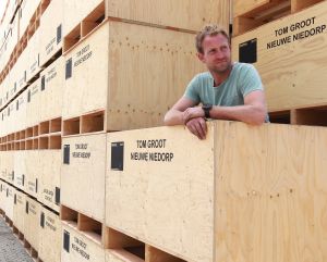 29-06-2017 SHOWBIZZ; TOM GROOT DE TULPENBOER UIT NIEUWE NIEDORP BOUWT HUIS. Tom en zijn partner Marieke zijn druk bezig met de voorbereidingen voor hun nieuwe huis wat gebouwd gaat worden naast het tulpenbedrijf van Tom in Nieuwe Niedorp.
foto: Albert den Iseger