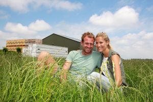 29-06-2017 SHOWBIZZ; TOM GROOT DE TULPENBOER UIT NIEUWE NIEDORP BOUWT HUIS. Tom en zijn partner Marieke zijn druk bezig met de voorbereidingen voor hun nieuwe huis wat gebouwd gaat worden naast het tulpenbedrijf van Tom in Nieuwe Niedorp.
foto: Albert den Iseger