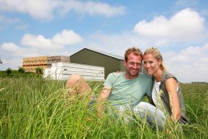 29-06-2017 SHOWBIZZ; TOM GROOT DE TULPENBOER UIT NIEUWE NIEDORP BOUWT HUIS. Tom en zijn partner Marieke zijn druk bezig met de voorbereidingen voor hun nieuwe huis wat gebouwd gaat worden naast het tulpenbedrijf van Tom in Nieuwe Niedorp.
foto: Albert den Iseger