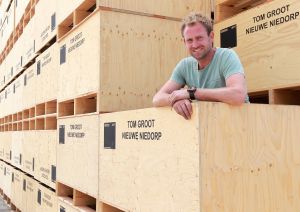 29-06-2017 SHOWBIZZ; TOM GROOT DE TULPENBOER UIT NIEUWE NIEDORP BOUWT HUIS. Tom en zijn partner Marieke zijn druk bezig met de voorbereidingen voor hun nieuwe huis wat gebouwd gaat worden naast het tulpenbedrijf van Tom in Nieuwe Niedorp.
foto: Albert den Iseger