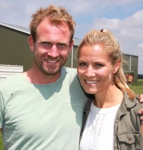 29-06-2017 SHOWBIZZ; TOM GROOT DE TULPENBOER UIT NIEUWE NIEDORP BOUWT HUIS. Tom en zijn partner Marieke zijn druk bezig met de voorbereidingen voor hun nieuwe huis wat gebouwd gaat worden naast het tulpenbedrijf van Tom in Nieuwe Niedorp.
foto: Albert den Iseger