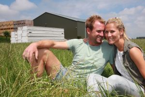 29-06-2017 SHOWBIZZ; TOM GROOT DE TULPENBOER UIT NIEUWE NIEDORP BOUWT HUIS. Tom en zijn partner Marieke zijn druk bezig met de voorbereidingen voor hun nieuwe huis wat gebouwd gaat worden naast het tulpenbedrijf van Tom in Nieuwe Niedorp.
foto: Albert den Iseger