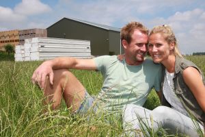 29-06-2017 SHOWBIZZ; TOM GROOT DE TULPENBOER UIT NIEUWE NIEDORP BOUWT HUIS. Tom en zijn partner Marieke zijn druk bezig met de voorbereidingen voor hun nieuwe huis wat gebouwd gaat worden naast het tulpenbedrijf van Tom in Nieuwe Niedorp.
foto: Albert den Iseger