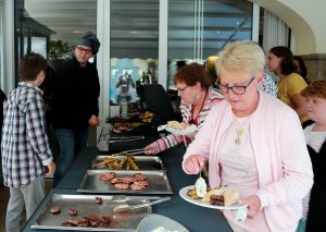 07-06-2018 SHOWBIZZ; FRANS BAUER OP VAKANTIE MET 200 UITBUNDIGE FANS.Dit jaar met 3 Van der VALK bussen naar Playa de Aro in Spanje.Een hele week feest met Frans als reisleider. Het was een echt feestje.
foto: Albert den Iseger