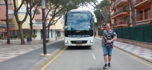 07-06-2018 SHOWBIZZ; FRANS BAUER OP VAKANTIE MET 200 UITBUNDIGE FANS.Dit jaar met 3 Van der VALK bussen naar Playa de Aro in Spanje.Een hele week feest met Frans als reisleider. Het was een echt feestje. foto: Albert den Iseger