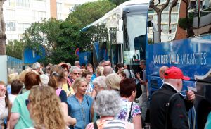 07-06-2018 SHOWBIZZ; FRANS BAUER OP VAKANTIE MET 200 UITBUNDIGE FANS.Dit jaar met 3 Van der VALK bussen naar Playa de Aro in Spanje.Een hele week feest met Frans als reisleider. Het was een echt feestje. foto: Albert den Iseger