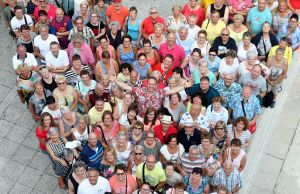 07-06-2018 SHOWBIZZ; FRANS BAUER OP VAKANTIE MET 200 UITBUNDIGE FANS.Dit jaar met 3 Van der VALK bussen naar Playa de Aro in Spanje.Een hele week feest met Frans als reisleider. Het was een echt feestje. foto: Albert den Iseger