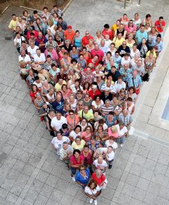 07-06-2018 SHOWBIZZ; FRANS BAUER OP VAKANTIE MET 200 UITBUNDIGE FANS.Dit jaar met 3 Van der VALK bussen naar Playa de Aro in Spanje.Een hele week feest met Frans als reisleider. Het was een echt feestje. foto: Albert den Iseger