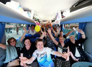 07-06-2018 SHOWBIZZ; FRANS BAUER OP VAKANTIE MET 200 UITBUNDIGE FANS.Dit jaar met 3 Van der VALK bussen naar Playa de Aro in Spanje.Een hele week feest met Frans als reisleider. Het was een echt feestje. foto: Albert den Iseger