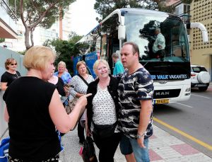 07-06-2018 SHOWBIZZ; FRANS BAUER OP VAKANTIE MET 200 UITBUNDIGE FANS.Dit jaar met 3 Van der VALK bussen naar Playa de Aro in Spanje.Een hele week feest met Frans als reisleider. Het was een echt feestje. foto: Albert den Iseger