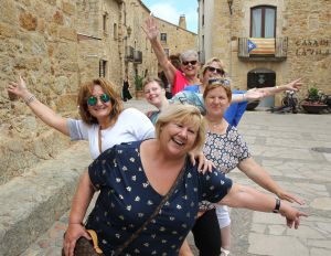 07-06-2018 SHOWBIZZ; FRANS BAUER OP VAKANTIE MET 200 UITBUNDIGE FANS.Dit jaar met 3 Van der VALK bussen naar Playa de Aro in Spanje.Een hele week feest met Frans als reisleider. Het was een echt feestje. foto: Albert den Iseger