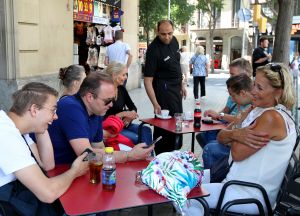 07-06-2018 SHOWBIZZ; FRANS BAUER OP VAKANTIE MET 200 UITBUNDIGE FANS.Dit jaar met 3 Van der VALK bussen naar Playa de Aro in Spanje.Een hele week feest met Frans als reisleider. Het was een echt feestje. foto: Albert den Iseger