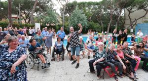 07-06-2018 SHOWBIZZ; FRANS BAUER OP VAKANTIE MET 200 UITBUNDIGE FANS.Dit jaar met 3 Van der VALK bussen naar Playa de Aro in Spanje.Een hele week feest met Frans als reisleider. Het was een echt feestje. foto: Albert den Iseger