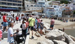 07-06-2018 SHOWBIZZ; FRANS BAUER OP VAKANTIE MET 200 UITBUNDIGE FANS.Dit jaar met 3 Van der VALK bussen naar Playa de Aro in Spanje.Een hele week feest met Frans als reisleider. Het was een echt feestje. foto: Albert den Iseger