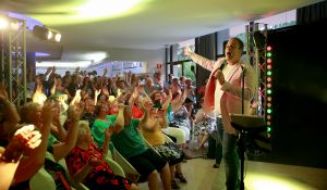 07-06-2018 SHOWBIZZ; FRANS BAUER OP VAKANTIE MET 200 UITBUNDIGE FANS.Dit jaar met 3 Van der VALK bussen naar Playa de Aro in Spanje.Een hele week feest met Frans als reisleider. Het was een echt feestje. foto: Albert den Iseger