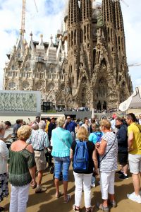 07-06-2018 SHOWBIZZ; FRANS BAUER OP VAKANTIE MET 200 UITBUNDIGE FANS.Dit jaar met 3 Van der VALK bussen naar Playa de Aro in Spanje.Een hele week feest met Frans als reisleider. Het was een echt feestje. foto: Albert den Iseger