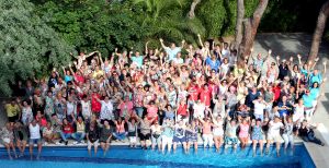 07-06-2018 SHOWBIZZ; FRANS BAUER OP VAKANTIE MET 200 UITBUNDIGE FANS.Dit jaar met 3 Van der VALK bussen naar Playa de Aro in Spanje.Een hele week feest met Frans als reisleider. Het was een echt feestje.
foto: Albert den Iseger